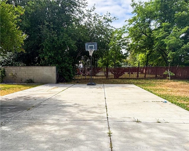 644 Whittendale St, Bakersfield, CA 93307 - view of basketball court featuring fence