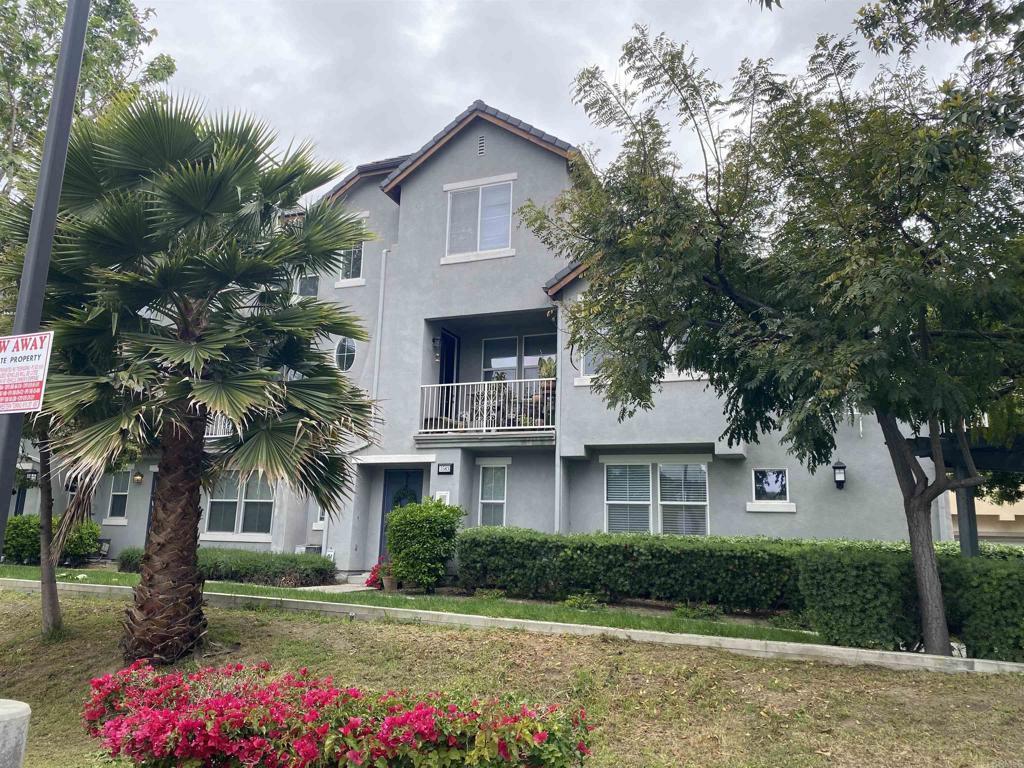 view of front of property with stucco siding