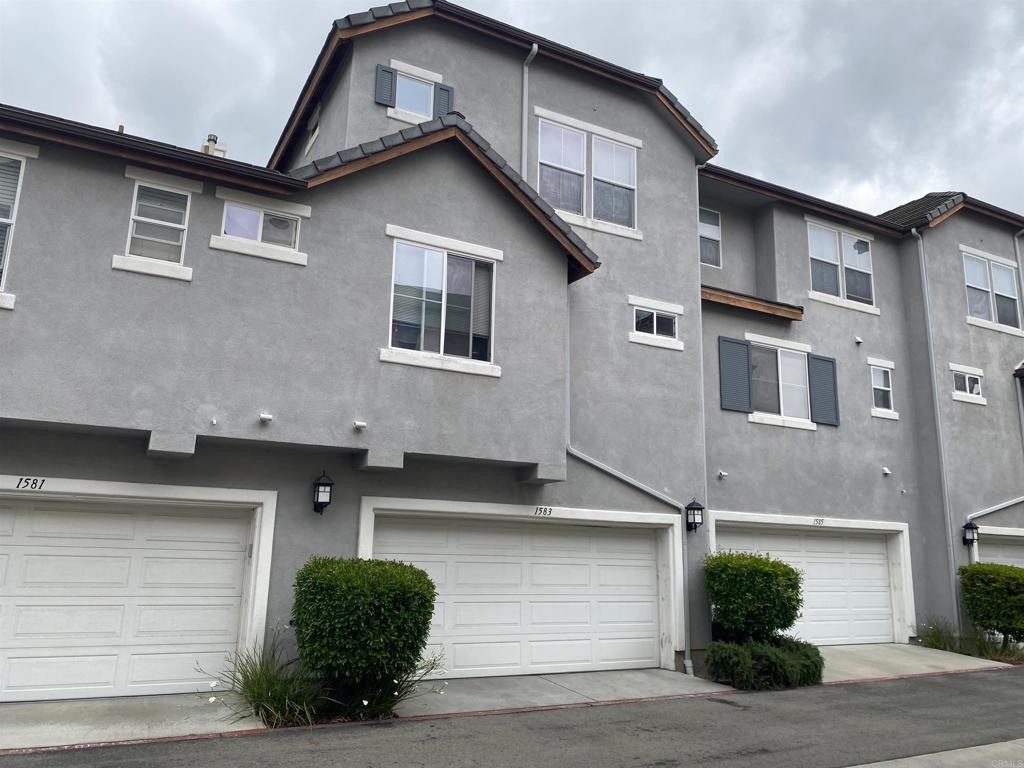 view of front of property featuring stucco siding and an attached garage