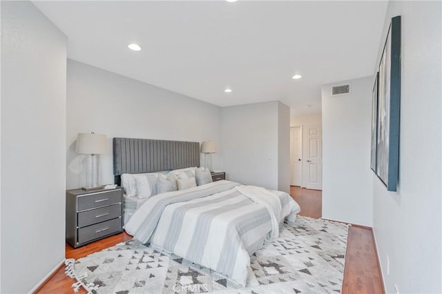 bedroom featuring light wood-style flooring, visible vents, and recessed lighting