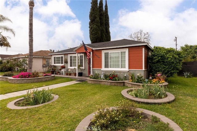 view of front of property featuring a front lawn