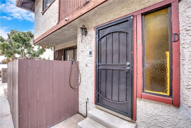 entrance to property with fence
