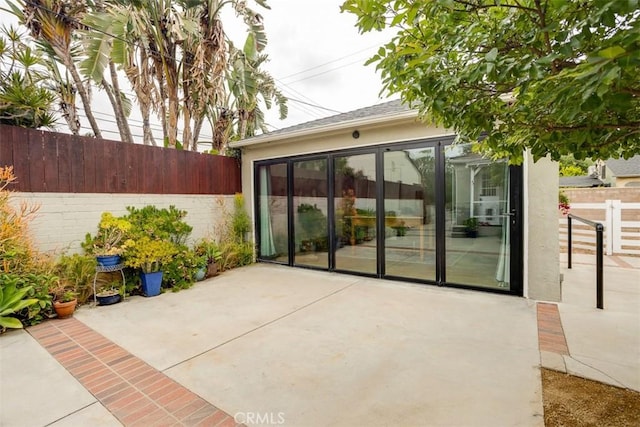516 S Sparks St S, Burbank, CA 91506 - view of patio / terrace featuring fence private yard