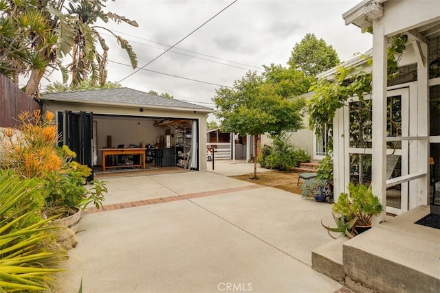 516 S Sparks St S, Burbank, CA 91506 - detached garage featuring fence