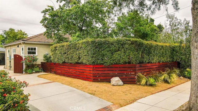 516 S Sparks St S, Burbank, CA 91506 - view of yard with fence