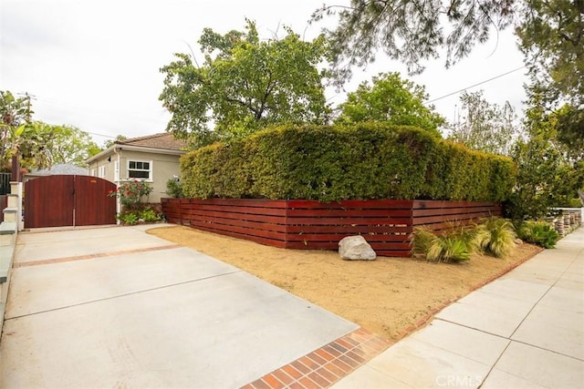 516 S Sparks St S, Burbank, CA 91506 - view of property exterior with fence and a gate