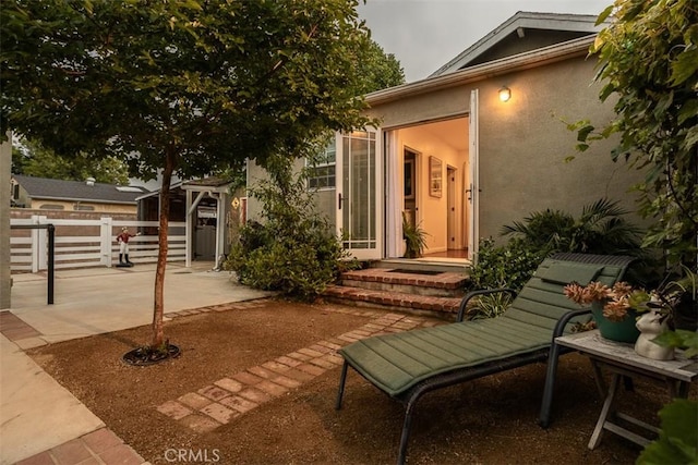 516 S Sparks St S, Burbank, CA 91506 - exterior space featuring fence