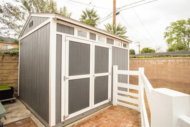 516 S Sparks St S, Burbank, CA 91506 - view of shed featuring fence
