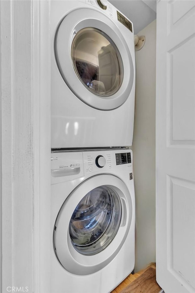 583 Arbula Dr, Crestline, CA 92325 - washroom featuring stacked washer and clothes dryer