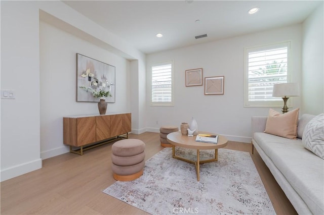living area with light wood-style flooring, baseboards, visible vents, and recessed lighting