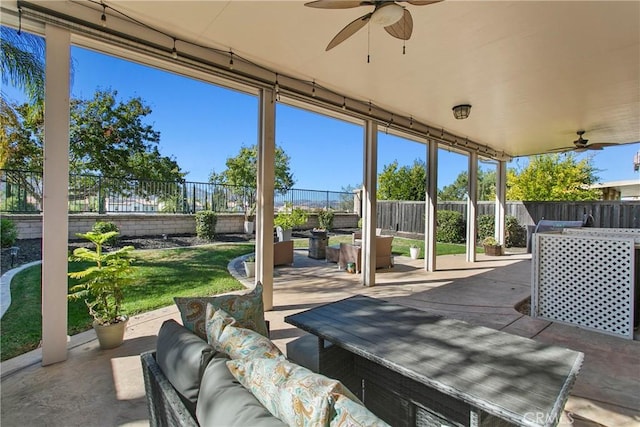 sunroom / solarium featuring outdoor lounge area and a ceiling fan
