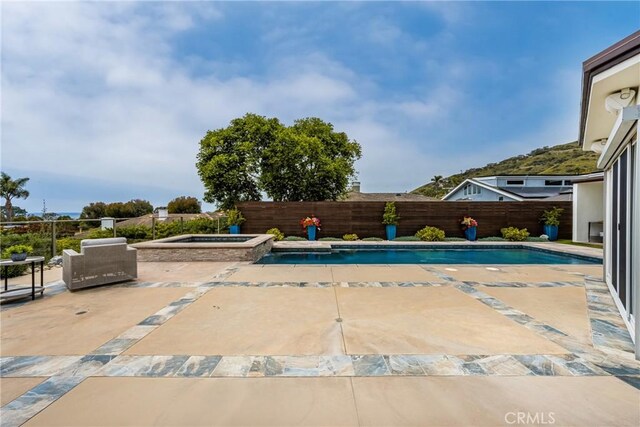 32491 Seven Seas Dr, Dana Point, CA 92629 - view of swimming pool featuring a fenced backyard, a patio, and a pool with connected hot tub