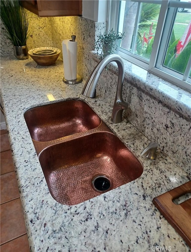 room details featuring backsplash and a sink