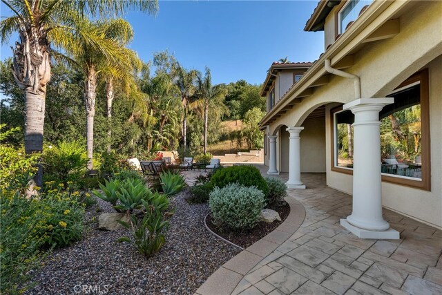 9420 Oak Leaf Dr, Chatsworth, CA 91311 - view of yard with a patio area