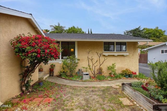 property entrance featuring stucco siding