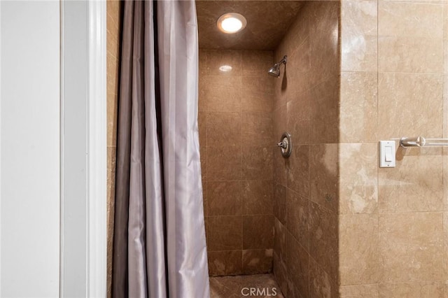 7980 Hollywood Way, Sun Valley, CA 91352 - bathroom featuring tiled shower