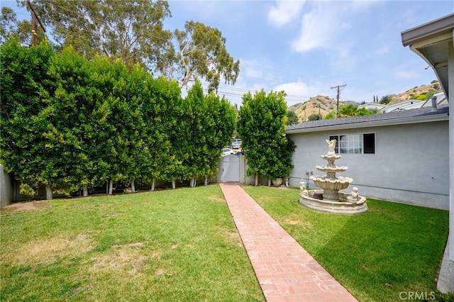 7980 Hollywood Way, Sun Valley, CA 91352 - view of yard featuring a fenced backyard