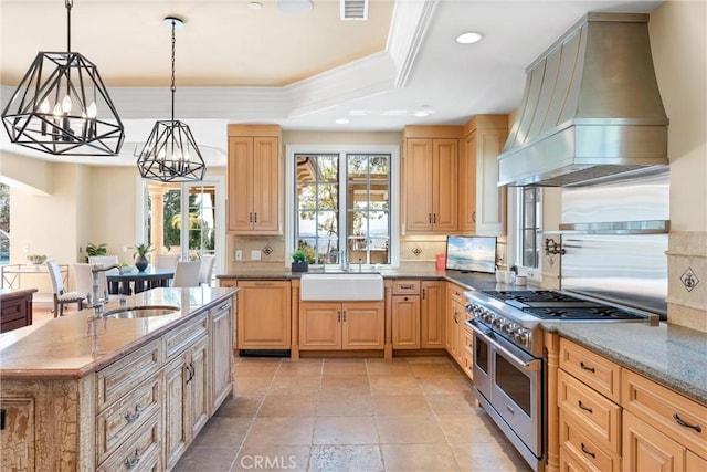 kitchen featuring a notable chandelier, double oven range, custom exhaust hood, a sink, and tasteful backsplash