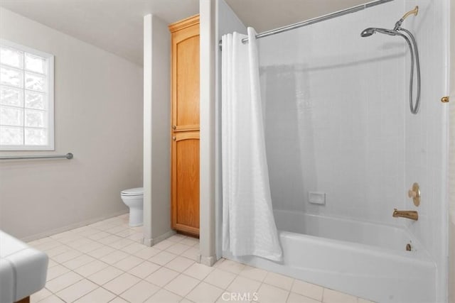full bathroom with shower / bathtub combination with curtain, tile patterned flooring, toilet, and baseboards