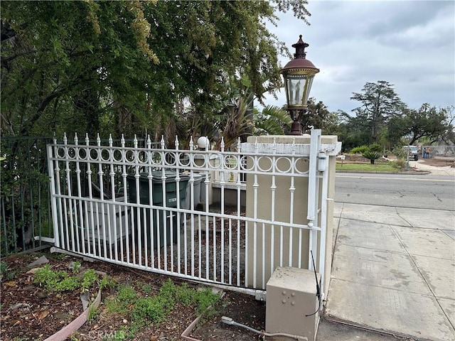 1185 E Altadena Dr, Altadena, CA 91001