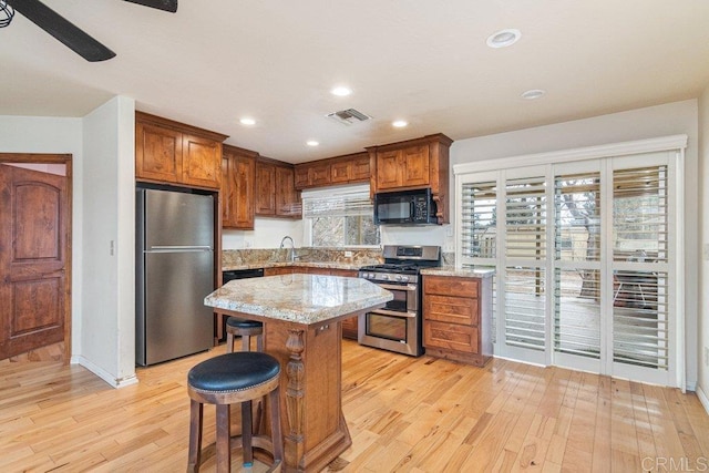 kitchen featuring light wood-style flooring, recessed lighting, visible vents, and appliances with stainless steel finishes
