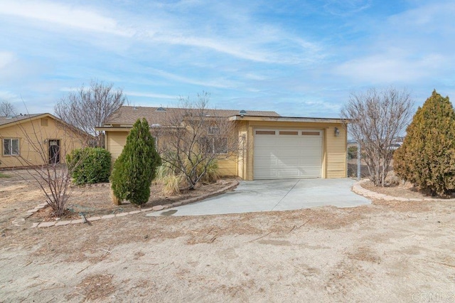 ranch-style home with driveway