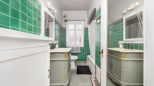 140 Linden Ave Unit 962, Long Beach, CA 90802 - full bathroom featuring a sink, tile walls, toilet, and tile patterned floors