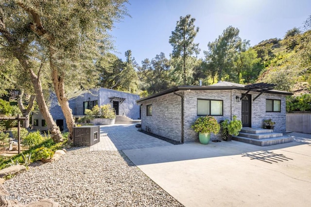 view of front of house with driveway