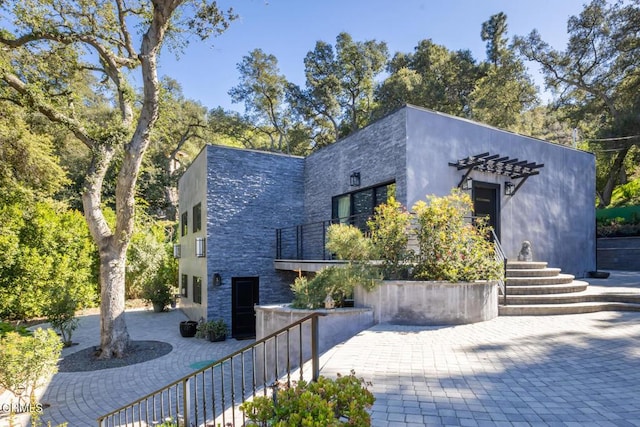 7572 Mcgroarty Ter, Tujunga, CA 91042 - view of front of house with a balcony