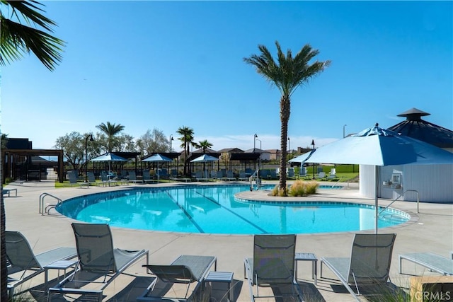 2373 Crater Ave, Rialto, CA 92377 - community pool with a patio