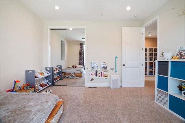 bedroom featuring carpet flooring, a closet, and recessed lighting