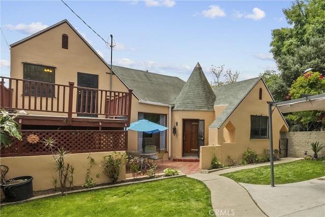 641 Sunnyhill Dr, Los Angeles, CA 90065 - view of front of house featuring stucco siding, a shingled roof, and a front lawn