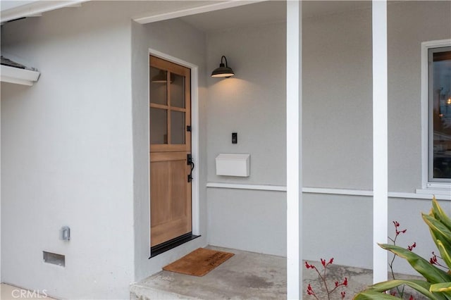 view of exterior entry with stucco siding