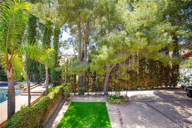 view of yard featuring fence