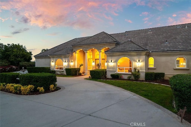 41653 Oak Trail Ct, Murrieta, CA 92562 - view of front facade featuring curved driveway, stucco siding, and a front lawn