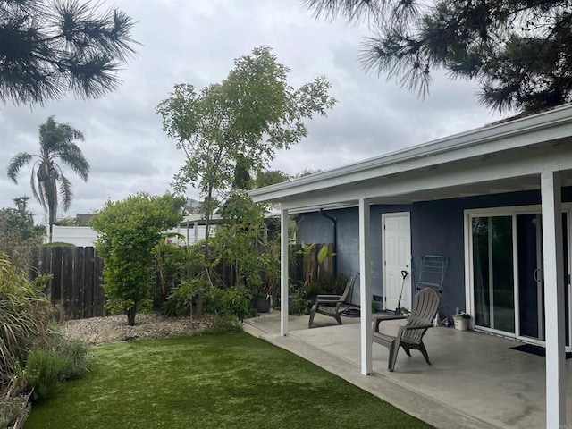 view of yard featuring a patio area