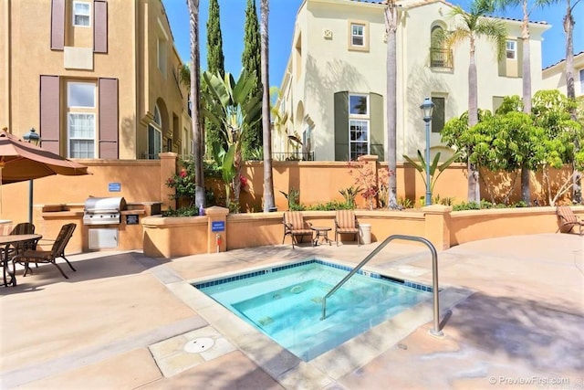 12370 Carmel Country Rd Unit 305, San Diego, CA 92130 - view of pool with a community hot tub, fence, a patio area, exterior kitchen, and grilling area