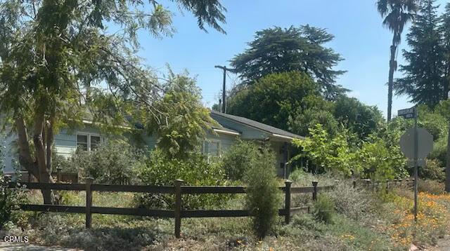 gate featuring fence