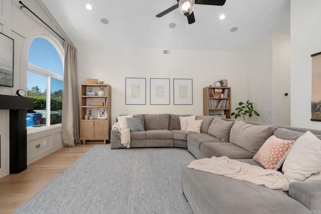 living area featuring light wood-style flooring, ceiling fan, vaulted ceiling, and recessed lighting