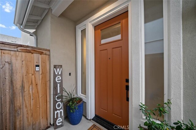 property entrance featuring stucco siding