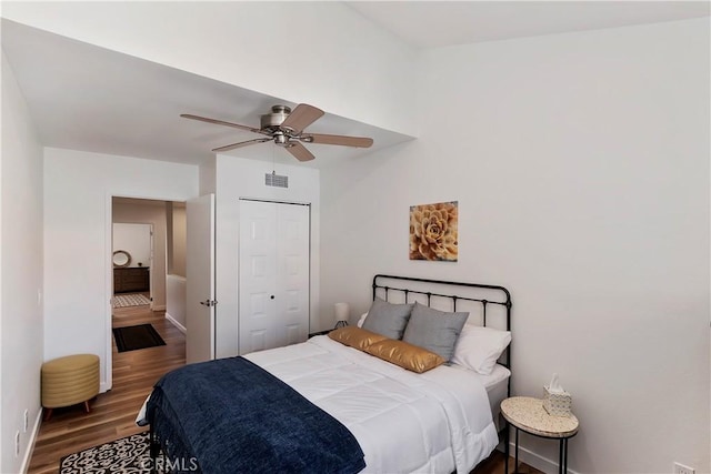 280 S Avenida Caballeros Unit 266, Palm Springs, CA 92262 - bedroom featuring wood finished floors, baseboards, a closet, and ceiling fan