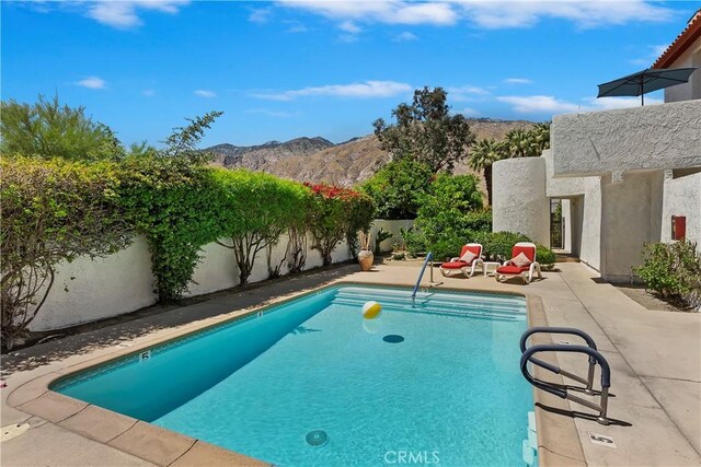280 S Avenida Caballeros Unit 266, Palm Springs, CA 92262 - view of pool featuring a mountain view, a fenced backyard, and a patio