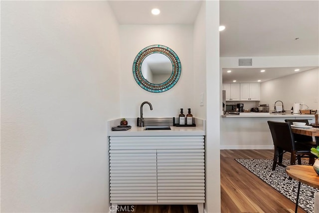 280 S Avenida Caballeros Unit 266, Palm Springs, CA 92262 - bar featuring a sink, wood finished floors, and recessed lighting