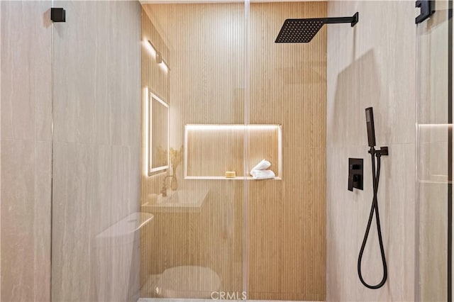 6838 Belmar Ave, Reseda, CA 91335 - bathroom with tiled shower