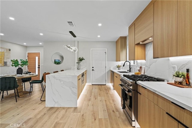 6838 Belmar Ave, Reseda, CA 91335 - kitchen featuring appliances with stainless steel finishes, a sink, modern cabinets, light wood-style flooring, and recessed lighting