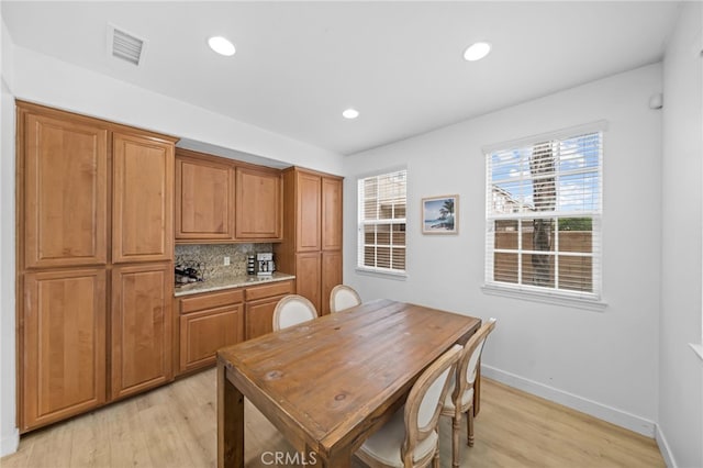 dining area featuring light wood-style floors, baseboards, and recessed lighting