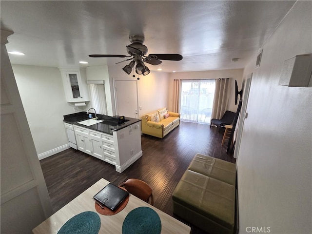 living room with dark wood-style flooring, ceiling fan, baseboards, and recessed lighting