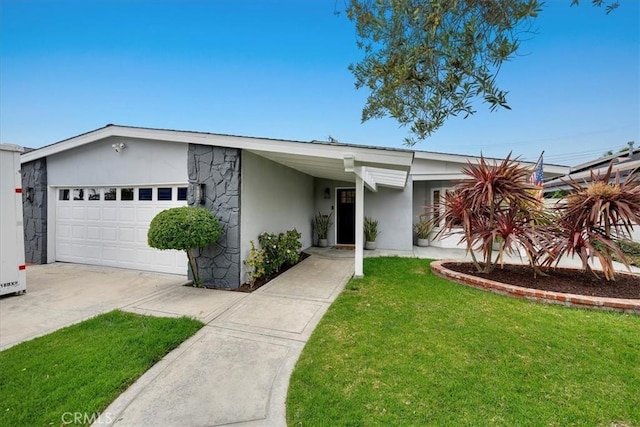 mid-century inspired home featuring an attached garage, stucco siding, a front yard, and driveway