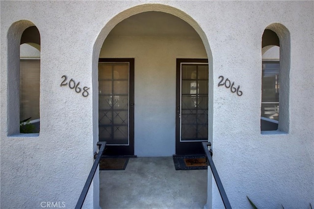 property entrance featuring stucco siding