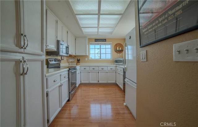 539 Elk Ridge Way, San Jose, CA 95136 - kitchen featuring stainless steel appliances, light wood finished floors, white cabinets, a textured wall, and light countertops